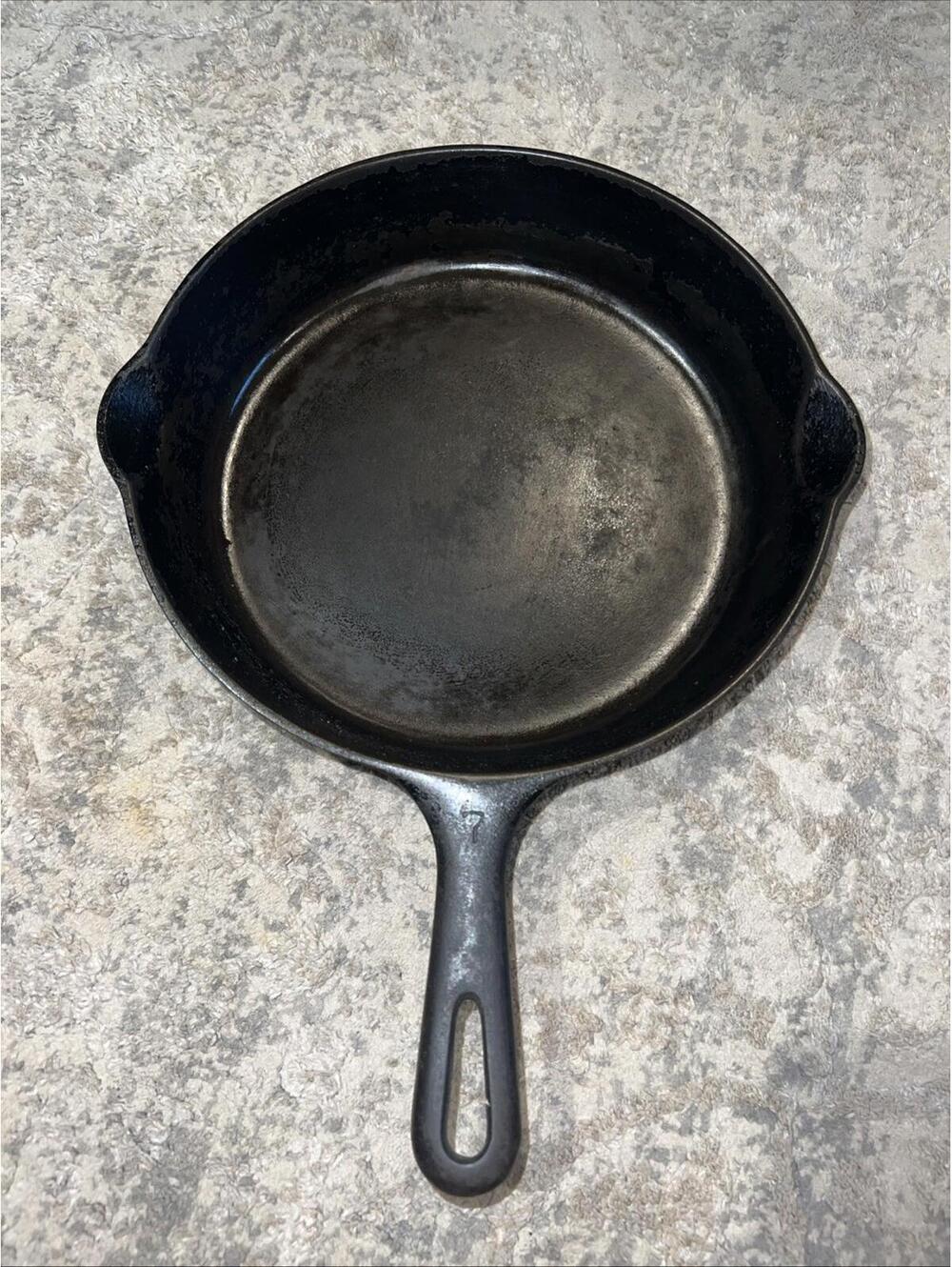 Vintage GRISWOLD #7 Skillet Small Logo Cast Iron Pan #701 B